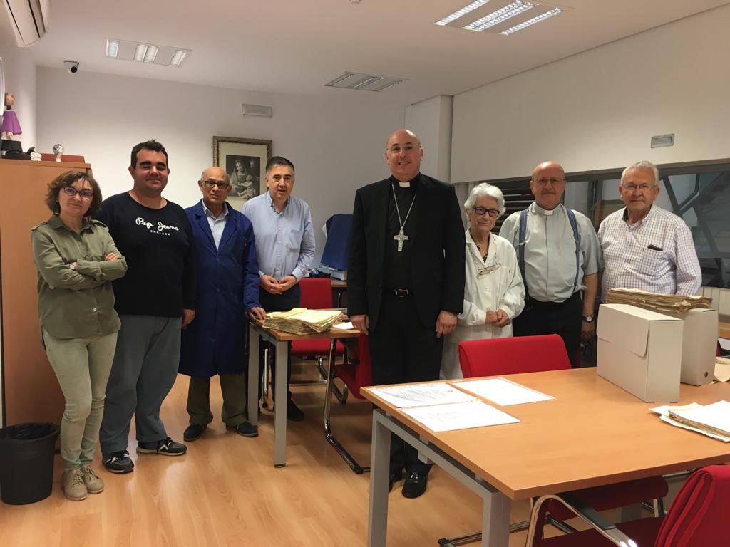 Mons. Orozco con los miembros del Archivo diocesano.