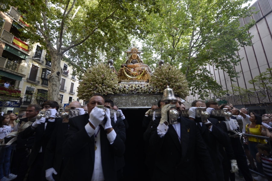 Granada renace en la procesión de las Virgen de las Angustias