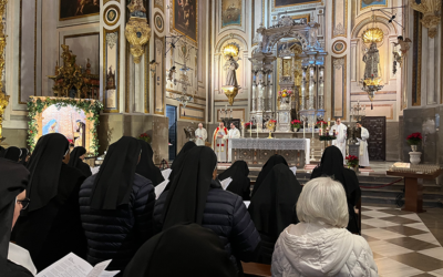 Celebrada la oración de vísperas y adoración con la vida contemplativa y consagrada