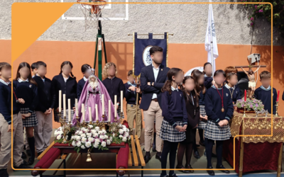 Procesión infantil con niños de entre 3 y 5 años del Colegio Sagrada Familia-Pureza de María