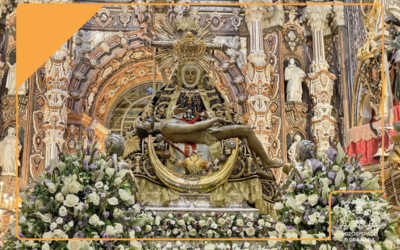 Abierta la puerta de la Basílica con la reja cerrada, para recibir a las Sagradas Imágenes en su recorrido de Semana Santa