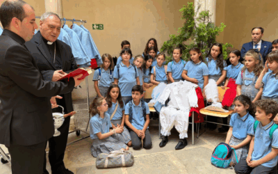 El arzobispo bendice los trajes de los Seises y a los niños que danzarán ante el Santísimo Sacramento este Corpus Christi  