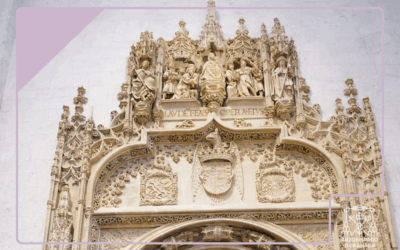 La portada principal de la Capilla Real luce radiante