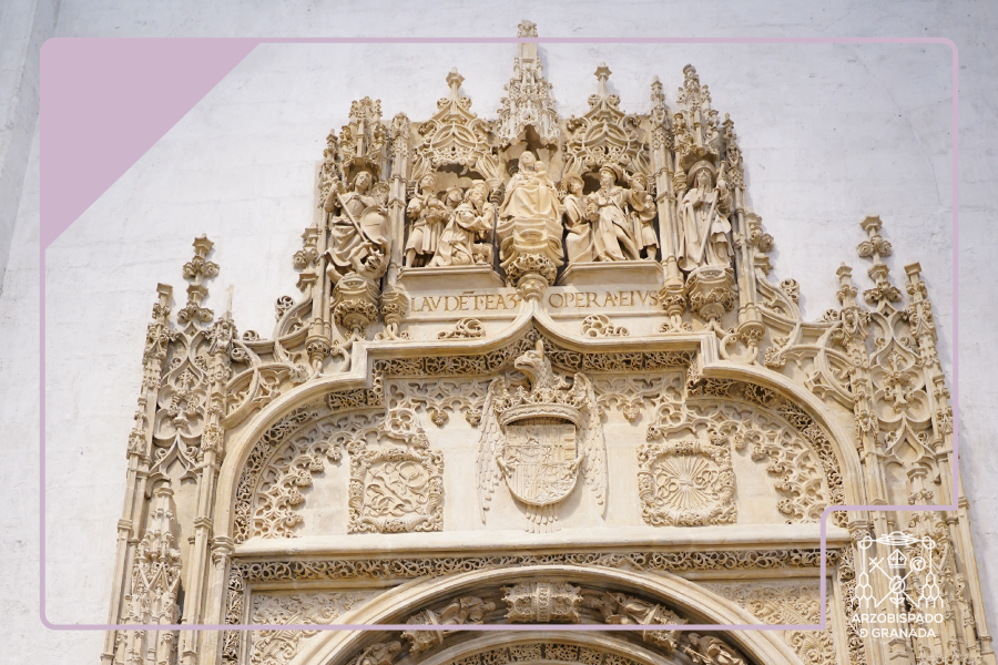 La portada principal de la Capilla Real luce radiante
