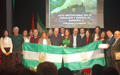 El pueblo de Montefrío reconoce a su párroco con una Bandera de Andalucía