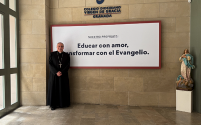 El arzobispo de Granada anima la misión educativa en el Colegio Virgen de Gracia durante su visita