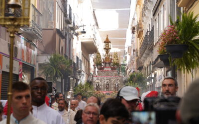 El Señor Sacramentado recorre las calles de Granada