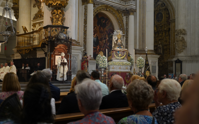 En torno al Altar, los granadinos piden la intercesión de la Virgen de las Angustias