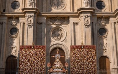 Ofrenda Floral a las Angustias, en la fachada de la Catedral