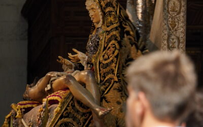 Cientos de granadinos devotos llevan su oración a la Patrona, en la Catedral