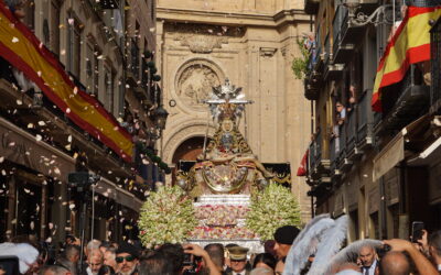 Granada recibe con júbilo a la Virgen de las Angustias, en una salida procesional desde la Catedral