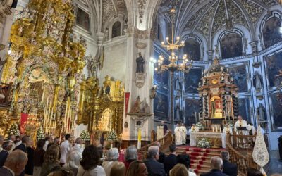 Granada se reúne en torno a la Virgen del Rosario, copatrona